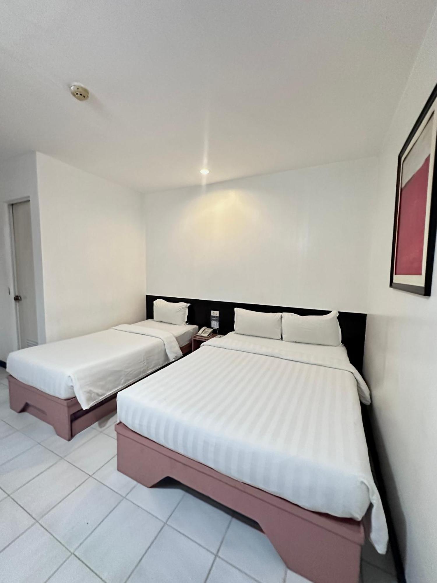 Hotel Pier Cuatro Cebu Buitenkant foto