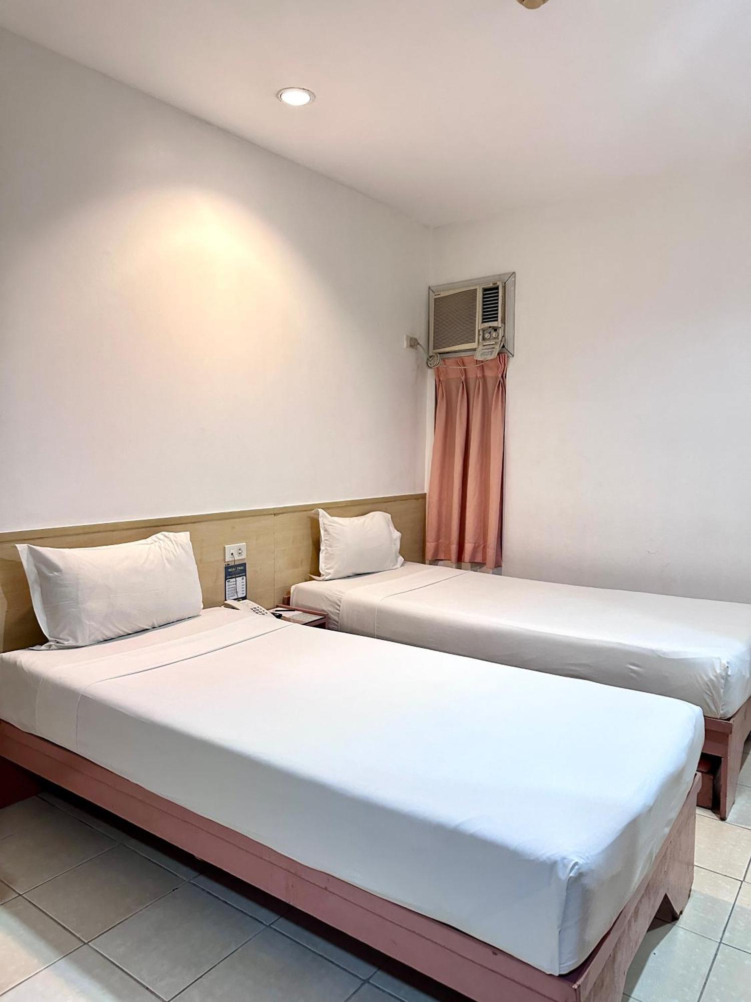 Hotel Pier Cuatro Cebu Buitenkant foto